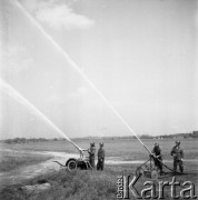 1965, Katowice, Polska.
Ćwiczenia Straży Pożarnej, sprzęt gaśniczy w akcji.
Fot. Kazimierz Seko, zbiory Ośrodka KARTA