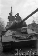 7.05.1954, Wrocław, Polska.
Defilada z okazji obchodów 10-lecia powrotu Ziem Odzyskanych do Polski. Załoga czołgu biorącego udział w paradzie.
Fot. Kazimierz Seko, zbiory Ośrodka KARTA