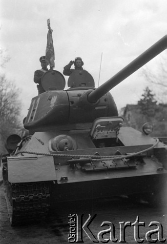 7.05.1954, Wrocław, Polska.
Defilada z okazji obchodów 10-lecia powrotu Ziem Odzyskanych do Polski. Załoga czołgu biorącego udział w paradzie.
Fot. Kazimierz Seko, zbiory Ośrodka KARTA
