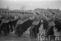 7.05.1954, Wrocław, Polska.
Defilada z okazji obchodów 10-lecia powrotu Ziem Odzyskanych do Polski. Oddział żołnierzy Ludowego Wojska Polskiego z karabinami.
Fot. Kazimierz Seko, zbiory Ośrodka KARTA