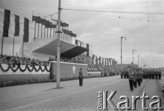 7.05.1954, Wrocław, Polska.
Defilada z okazji obchodów 10-lecia powrotu Ziem Odzyskanych do Polski. Oddział żołnierzy Ludowego Wojska Polskiego przed trybuną honorową, na pierwszym planie poczet sztandarowy.
Fot. Kazimierz Seko, zbiory Ośrodka KARTA