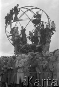 7.05.1954, Wrocław, Polska.
Defilada z okazji obchodów 10-lecia powrotu Ziem Odzyskanych do Polski. Tłum oglądający uroczystości.
Fot. Kazimierz Seko, zbiory Ośrodka KARTA