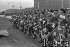 7.05.1954, Wrocław, Polska.
Defilada z okazji obchodów 10-lecia powrotu Ziem Odzyskanych do Polski. Orkiestra OSBP.
Fot. Kazimierz Seko, zbiory Ośrodka KARTA