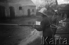 Lata 50-te, Lisów, pow. Lubliniec, Polska.
Żeńska sekcja Ochotniczej Straży Pożarnej, dziewczyny podczas ćwiczeń.
Fot. Kazimierz Seko, zbiory Ośrodka KARTA