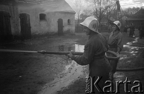 Lata 50-te, Lisów, pow. Lubliniec, Polska.
Żeńska sekcja Ochotniczej Straży Pożarnej, dziewczyny podczas ćwiczeń.
Fot. Kazimierz Seko, zbiory Ośrodka KARTA