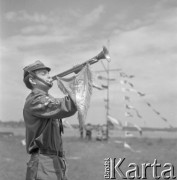 Maj 1960, Dzierżno, Polska.
3 Złaz Starszoharcerski, harcerz gra hejnał na trąbce.
Fot. Kazimierz Seko, zbiory Ośrodka KARTA