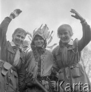 Maj 1960, Dzierżno, Polska.
3 Złaz Starszoharcerski, dwie harcerki i chłopiec przebrany za Indianina.
Fot. Kazimierz Seko, zbiory Ośrodka KARTA