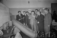 lata 60-te, brak miejsca, Polska.
Mężczyźni oglądający ponton marki 