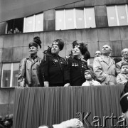 1.05.1960, Katowice, Polska.
Uroczyste obchody Święta Pracy, górnicy w galowych strojach na trybunie honorowej.
Fot. Kazimierz Seko, zbiory Ośrodka KARTA