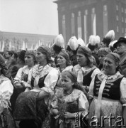 1.05.1960, Katowice, Polska.
Uroczyste obchody Święta Pracy, grupa Ślązaczek w regionalnych strojach, na pierwszym planie dziewczynka z goździkami.
Fot. Kazimierz Seko, zbiory Ośrodka KARTA