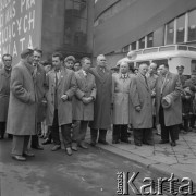 1.05.1960, Katowice, Polska.
Uroczyste obchody Święta Pracy, uczestnicy pochodu pierwszomajowego stoją przed budynkiem.
Fot. Kazimierz Seko, zbiory Ośrodka KARTA