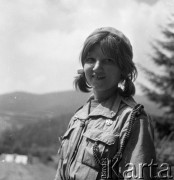 lata 60-te, brak miejsca, Polska.
Kurs na drużynowych zuchów gliwickiego hufca, portret harcerki w mundurku.
Fot. Kazimierz Seko, zbiory Ośrodka KARTA
