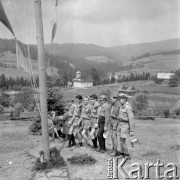 lata 60-te, brak miejsca, Polska.
Kurs na drużynowych zuchów gliwickiego hufca, harcerze z menażkami stoją obok masztu, w tle panorama gór.
Fot. Kazimierz Seko, zbiory Ośrodka KARTA