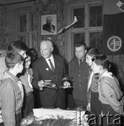 Styczeń 1967, Katowice, Polska.
Jubileusz osiemdziesięciolecia Michała Scipio del Campo (ur. 26.01.1887 r.), nestora polskiego lotnictwa. Spotkanie z harcerzami.
Fot. Kazimierz Seko, zbiory Ośrodka KARTA