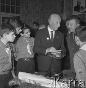 Styczeń 1967, Katowice, Polska.
Jubileusz osiemdziesięciolecia Michała Scipio del Campo (ur. 26.01.1887 r.), nestora polskiego lotnictwa. Spotkanie z harcerzami.
Fot. Kazimierz Seko, zbiory Ośrodka KARTA