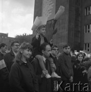 1.05.1968, Katowice, Polska.
Uczestnicy pochody pierwszomajowego, chłopiec z chorągiewkami i kwiatkiem z bibułki siedzący na ramionach ojca.
Fot. Kazimierz Seko, zbiory Ośrodka KARTA