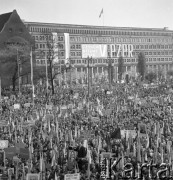 1.05.1968, Katowice, Polska.
Uroczyste ochody Święta Pracy, tłum z flagami, hasłami i portretami działaczy ruchu komunistycznego podczas wiecu.
Fot. Kazimierz Seko, zbiory Ośrodka KARTA
