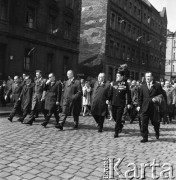 1.05.1968, Katowice, Polska.
Przedstawiciele władz wojewódzkiech w pochodzie pierwszomajowym, trzeci od prawej idzie Jerzy Ziętek, za nim Edward Gierek i Zdzisław Grudzień.
Fot. Kazimierz Seko, zbiory Ośrodka KARTA
