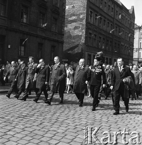 1.05.1968, Katowice, Polska.
Przedstawiciele władz wojewódzkiech w pochodzie pierwszomajowym, trzeci od prawej idzie Jerzy Ziętek, za nim Edward Gierek i Zdzisław Grudzień.
Fot. Kazimierz Seko, zbiory Ośrodka KARTA