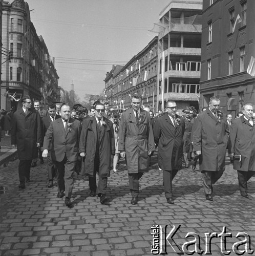 1.05.1968, Katowice, Polska.
Przedstawiciele władz wojewódzkich w pochodzie pierwszomajowym, od prawej idą: Jerzy Ziętek, Edward Gierek i Zdzisław Grudzień.
Fot. Kazimierz Seko, zbiory Ośrodka KARTA