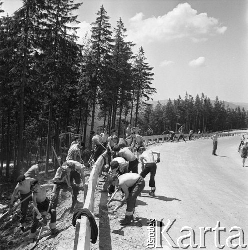 Lipiec 1968, Szczyrk - Wisła-Malinka, Polska.
Harcerze z hufca Katowice Wschód pracujący na budowie drogi Szczyrk - Wisła-Malinka.
Fot. Kazimierz Seko, zbiory Ośrodka KARTA