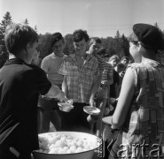 Lipiec 1968, Szczyrk - Wisla-Malinka, Polska.
Harcerze z hufca Katowice Wschód pracujący na budowie drogi Szczyrk - Wisła-Malinka. Kolejka młodzieży podczas wydawnia obiadu, na pierwszym planie miska z ziemniakami.
Fot. Kazimierz Seko, zbiory Ośrodka KARTA