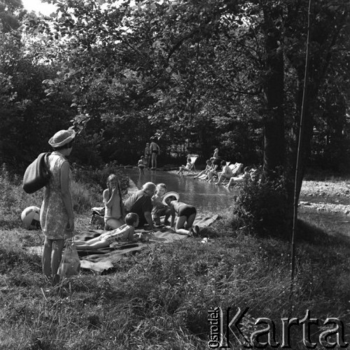 Lipiec 1968, Szczyrk - Wisla-Malinka, Polska.
Harcerze z hufca Katowice Wschód pracujący na budowie drogi Szczyrk - Wisła-Malinka. Grupa młodzieży odpoczywająca nad rzeką.
Fot. Kazimierz Seko, zbiory Ośrodka KARTA
