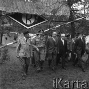 Lipiec 1968, Polska.
Przewodniczący Rady Państwa - Marian Spychalski (w środku) podczas wizyty w obozie harcerskim, obok M. Spychalskiego idzie Henryk Jabłoński. 
Fot. Kazimierz Seko, zbiory Ośrodka KARTA