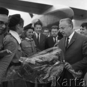 Lipiec 1968, Polska.
Marian Spychalski, Przewodniczący Rady Państwa, witany na lotnisku przez harcerzy.
Fot. Kazimierz Seko, zbiory Ośrodka KARTA

