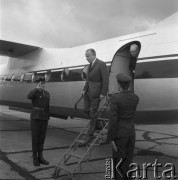 Lipiec 1968, brak miejsca, Polska.
Przewodniczący Rady Państwa - Marian Spychalski wysiada z samolotu. Obok schodków stoją dwaj salutujący żołnierze.
Fot. Kazimierz Seko, zbiory Ośrodka KARTA