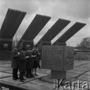 Październik 1968, Orsza, Białoruska SRR, ZSRR.
Grupa dziennikarzy z Polski obok pomnika katiuszy.
Fot. Kazimierz Seko, zbiory Ośrodka KARTA