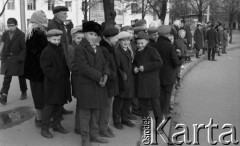 1968, Mińsk, Białoruska SRR, ZSRR.
Grupa osób na przystanku autobusowym, na pierwszym planie chłopcy w paltach i czapkach.
Fot. Kazimierz Seko, zbiory Ośrodka KARTA
