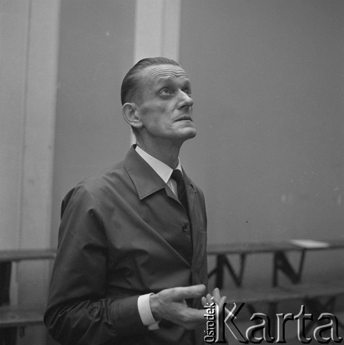 1969, Katowice, Polska.
Dyrygent i pedagog muzyczny Bohdan Wodiczko, portret z papierosem.
Fot. Kazimierz Seko, zbiory Ośrodka KARTA