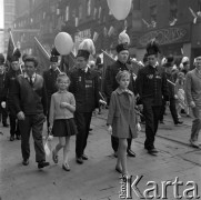 1.05.1969, Katowice, Polska.
Pochód pierwszomajowy na ulicach miasta, górnicy w galowych strojach i dwie dziewczynki.
Fot. Kazimierz Seko, zbiory Ośrodka KARTA