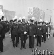 1.05.1969, Katowice, Polska.
Pochód pierwszomajowy na ulicach miasta, górnicy w galowych strojach, na budynku w tle wisi portret Władysława Gomułki.
Fot. Kazimierz Seko, zbiory Ośrodka KARTA