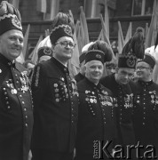 1.05.1969, Katowice, Polska.
Pochód pierwszomajowy na ulicach miasta, górnicy w galowych strojach.
Fot. Kazimierz Seko, zbiory Ośrodka KARTA