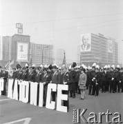 1.05.1969, Katowice, Polska.
Pochód pierwszomajowy na ulicach miasta. Na pierwszym planie chłopcy w garniturach trzymający napis 