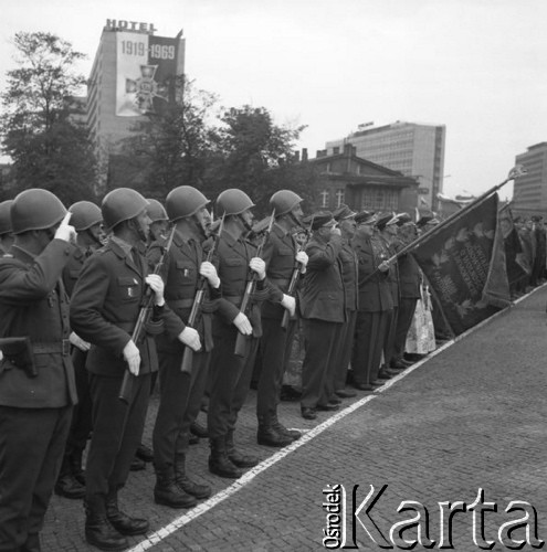 1969, Katowice, Polska.
Uroczystości w 50 rocznicę I Powstania Śląskiego, na pierwszym planie żołnierze Ludowego Wojska Polskiego.
Fot. Kazimierz Seko, zbiory Ośrodka KARTA