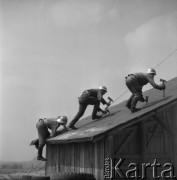 Maj 1970, Bielszowice, woj. Katowice, Polska.
Poligon pożarniczy, strażacy podczas ćwiczeń.
Fot. Kazimiesz Seko, zbiory Ośrodka KARTA, udostępniła Barbara Karwat-Seko.
