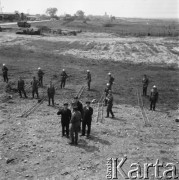 Maj 1970, Bielszowice, woj. Katowice, Polska.
Poligon pożarniczy, strażacy podczas ćwiczeń.
Fot. Kazimiesz Seko, zbiory Ośrodka KARTA, udostępniła Barbara Karwat-Seko.
