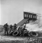 Maj 1970, Bielszowice, woj. Katowice, Polska.
Poligon pożarniczy, strażacy podczas ćwiczeń.
Fot. Kazimiesz Seko, zbiory Ośrodka KARTA, udostępniła Barbara Karwat-Seko.
