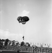 1971, Rybnik, woj. Katowice,  Polska.
Zawody w skokach spadochronowych na stadionie miejskim, lądowanie jednego z zawodników.
Fot. Kazimierz Seko, zbiory Ośrodka KARTA