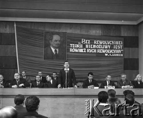 1971, Katowice, Polska.
Szkolenie partyjne, przemówienie wygłasza I sekretarz Komitetu Wojewódzkiego PZPR - Zdzisław Grudzień, hasło na ścianie za stołem prezydialnym: 