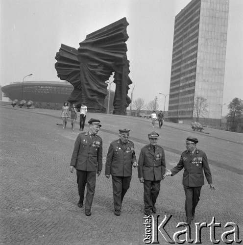 Kwiecień 1971, Katowice, Polska.
Czterech weteranów powstań śląskich, m.in. Franciszek Kruczek i Józef Termin pod Pomnikiem Powstańców Śląskich. W tle Hala Widowiskowo-Sportowa 