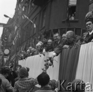 1.05.1971, Katowice, Polska
Pochód pierwszomajowy, manifestanci przechodzą przed trybuną honorową i podają kwiaty przedstawicielom władz wojewódzkich i państwowych. Z tulipanami wojewoda śląski Jerzy Zietek, za nim stoi Edward Babiuch i I sekretarz Komitetu Wojewódzkiego PZPR - Zdzisław Grudzień.
Fot. Kazimierz Seko, zbiory Ośrodka KARTA, udostępniła Barbara Karwat-Seko.