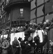 1.05.1971, Katowice, Polska.
Pochód pierwszomajowy, przed trybuną stoją kominiarze podający kwiaty przedstawicielom władz wojewódzkich i państwowych. Na trybunie stoją od prawej: Jerzy Ziętek, wojewoda śląski i Edward Babiuch.
Fot. Kazimierz Seko, zbiory Ośrodka KARTA
