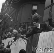 1.05.1971, Katowice, Polska.
Pochód pierwszomajowy, manifestanci przechodzą przed trybuną honorową i podają kwiaty przedstawicielom władz wojewódzkich i państwowych. Na trybunie drugi od prawej stoi Edward Babiuch, za nim I sekretarz Komitetu Wojewódzkiego PZPR - Zdzisław Grudzień.
Fot. Kazimierz Seko, zbiory Ośrodka KARTA