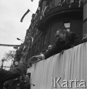 1.05.1971, Katowice, Polska.
Pochód pierwszomajowy, manifestanci przechodzą przed trybuną honorową i podają kwiaty I sekretarzowi Komitetu Wojewódzkiego PZPR - Zdzisławowi Grudniowi.
Fot. Kazimierz Seko, zbiory Ośrodka KARTA