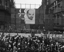 1.05.1971, Katowice, Polska.
Pochód pierwszomajowy, manifestanci przechodzą przed trybuną honorową, na której stoją przedstawiciele władz wojewódzkich i państwowych. 
Fot. Kazimierz Seko, zbiory Ośrodka KARTA