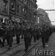 1.05.1971, Katowice, Polska.
Pochód pierwszomajowy, grupa weteranów powstań śląskich.
Fot. Kazimierz Seko, zbiory Ośrodka KARTA
